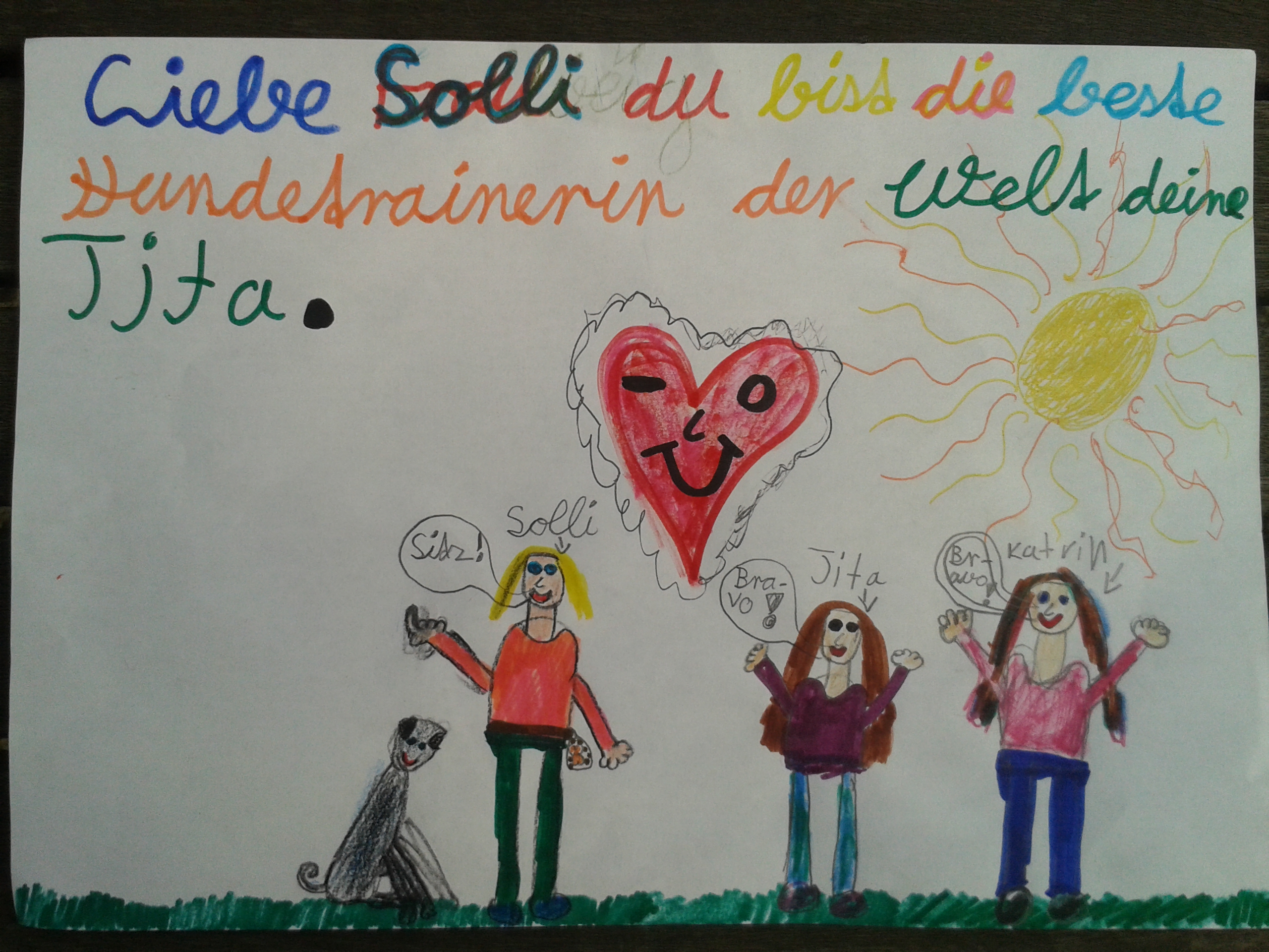 Auf diesem Bild hat die 9-jährige Tita ihren Hund Betty, ihre Mutter, sich selbst und mich gemalt.