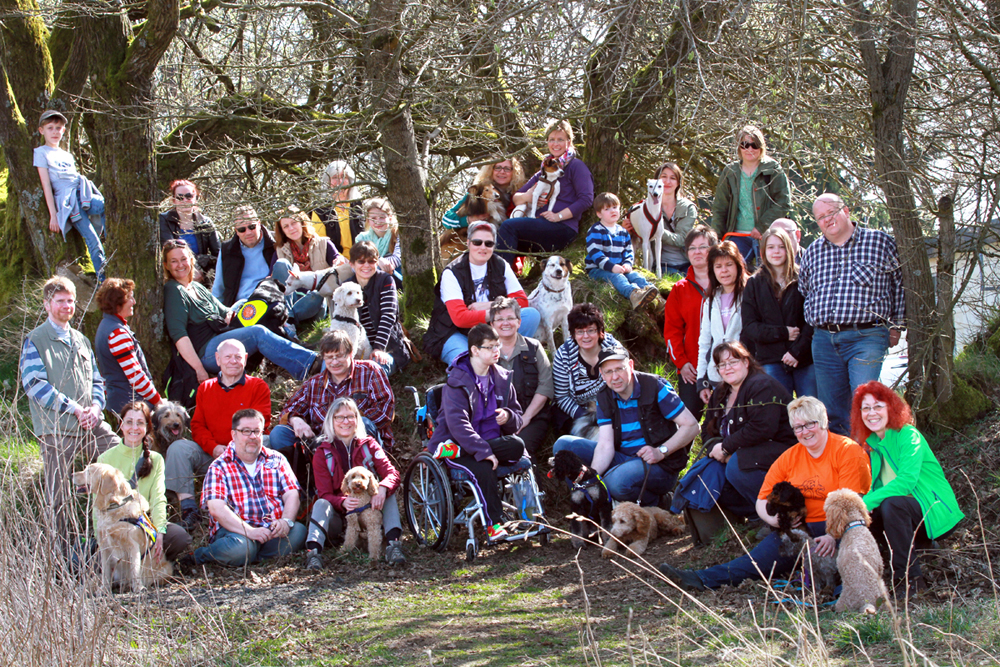 Bildbeschreibung: Dies ist das Gruppenfoto vom Diabetikerwarnhundtreffen 2014. darauf sind 34 Personen und 15 Hunde unterschiedlichster rassen zu sehen.