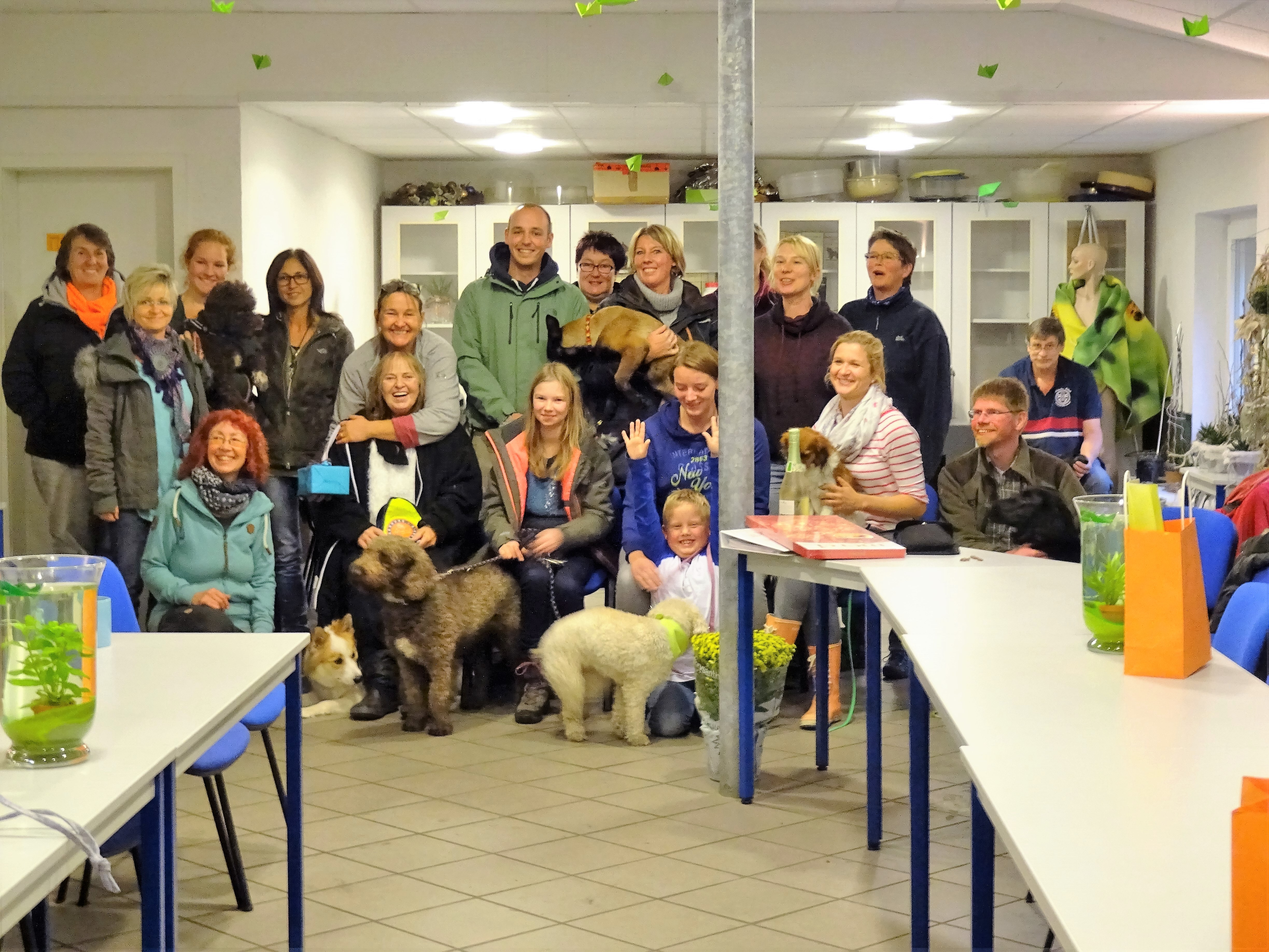 Dies ist unser Gruppenfoto der Pruefungsveranstaltung in einem der Seminar-Raeume im Hundezentrum Siegerland