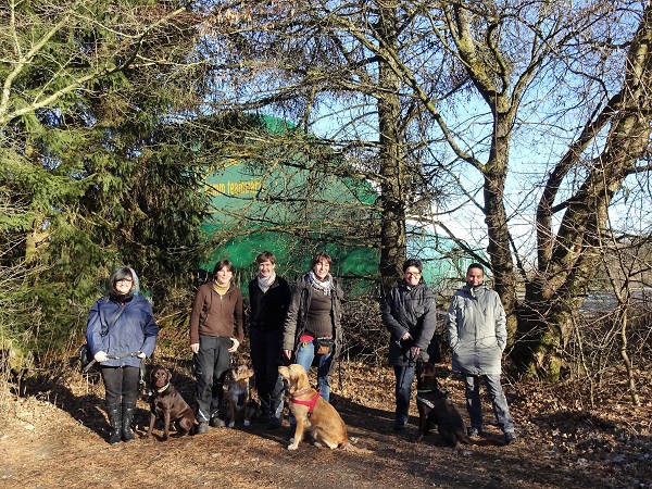 Auf dem Bild sind die vier Mensch-Hund-Teams zu sehen, die im Dezember zur Prüfung angetreten sind.