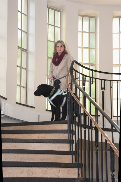 Auf dem Bild stehen Lea und Arzu an der Treppe im Welthaus Aachen