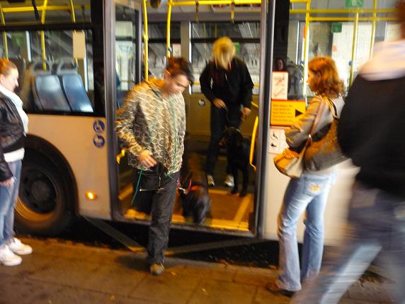 Aussteigen mit Hund aus öffentlichen Verkehrsmitteln